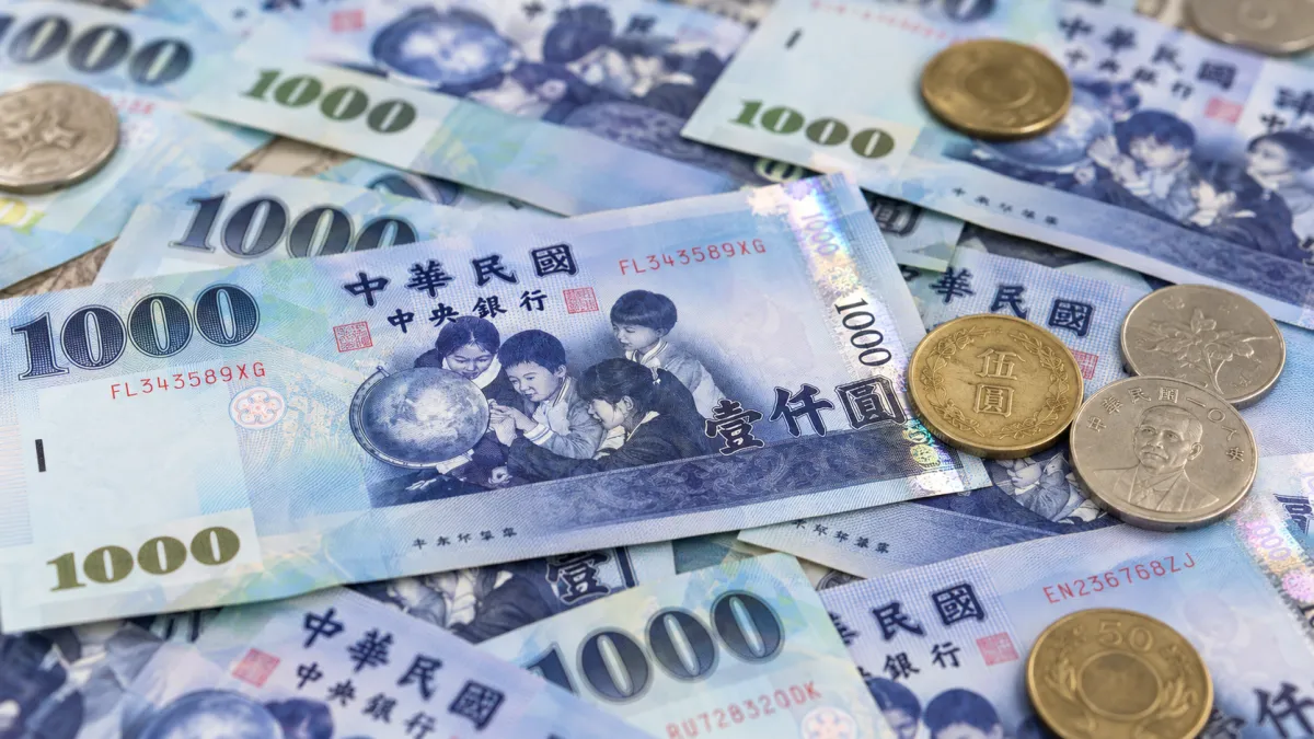 有些勞工年滿60歲後,會先請領勞退新制個人專戶退休金,之後因為生活規劃、增加收入,又重新回到職場。(示意圖/AI生成)