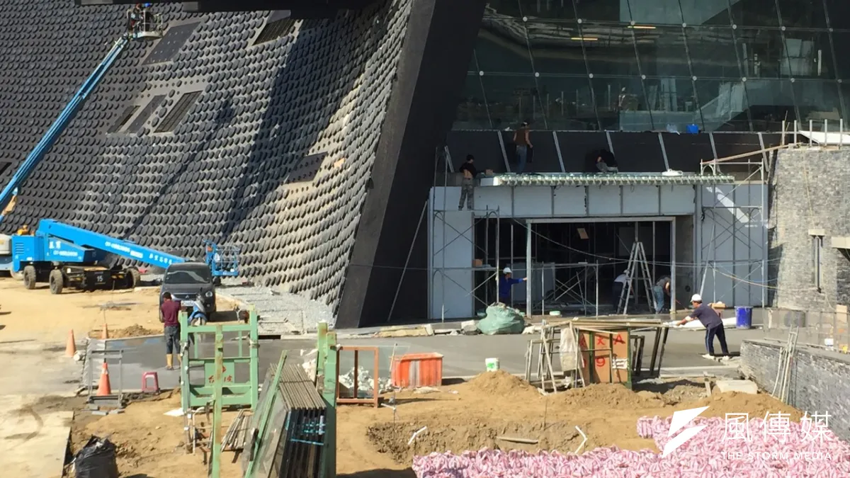 為了趕赴馬英九愛台十二建設,故宮竟然要求還在施工的南院下周開館,這是24日施工情形。