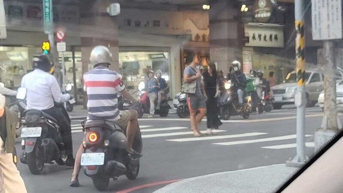 汽車駕駛抱怨,情侶在斑馬線上慢慢走令汽機車無法通行。(圖/翻攝自臉書「爆廢公社二館」) 汽車駕駛抱怨,情侶在斑馬線上慢慢走令汽機車無法通行。(圖/翻攝自臉書「爆廢公社二館」)