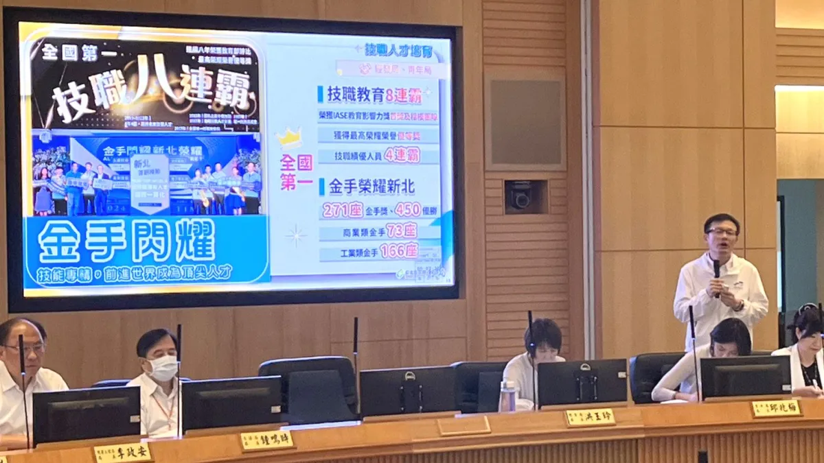 教育局長張明文簡報表示,新北創下全國首創335項、全國第一242項的教育創新成果。(圖/新北市教育局提供)