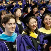 南韓最高學府首爾大學畢業典禮,也能看到不少國際留學生身影。(取自首爾大學官方粉專) 南韓最高學府首爾大學畢業典禮,也能看到不少國際留學生身影。(取自首爾大學官方粉專)