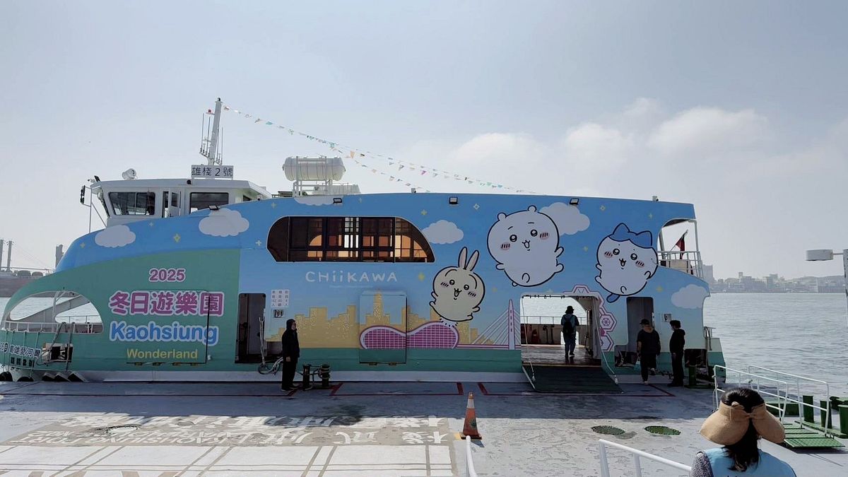 與可愛的「吉伊卡哇」主題彩繪渡輪,遊覽高雄港的美麗景致,將成為旅程中最療癒的亮點。(圖/高市交通局提供) 與可愛的「吉伊卡哇」主題彩繪渡輪,遊覽高雄港的美麗景致,將成為旅程中最療癒的亮點。(圖/高市交通局提供)