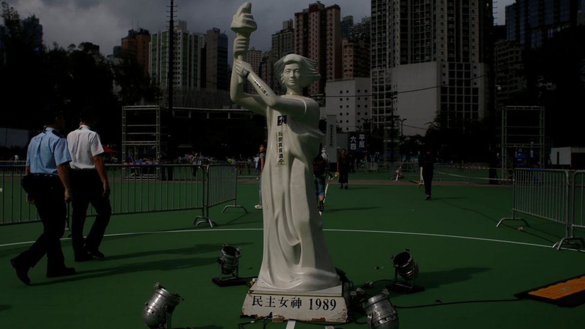 周日白天維園正在進行燭光晚會場地佈置。(BBC中文網) 周日白天維園正在進行燭光晚會場地佈置。(BBC中文網)