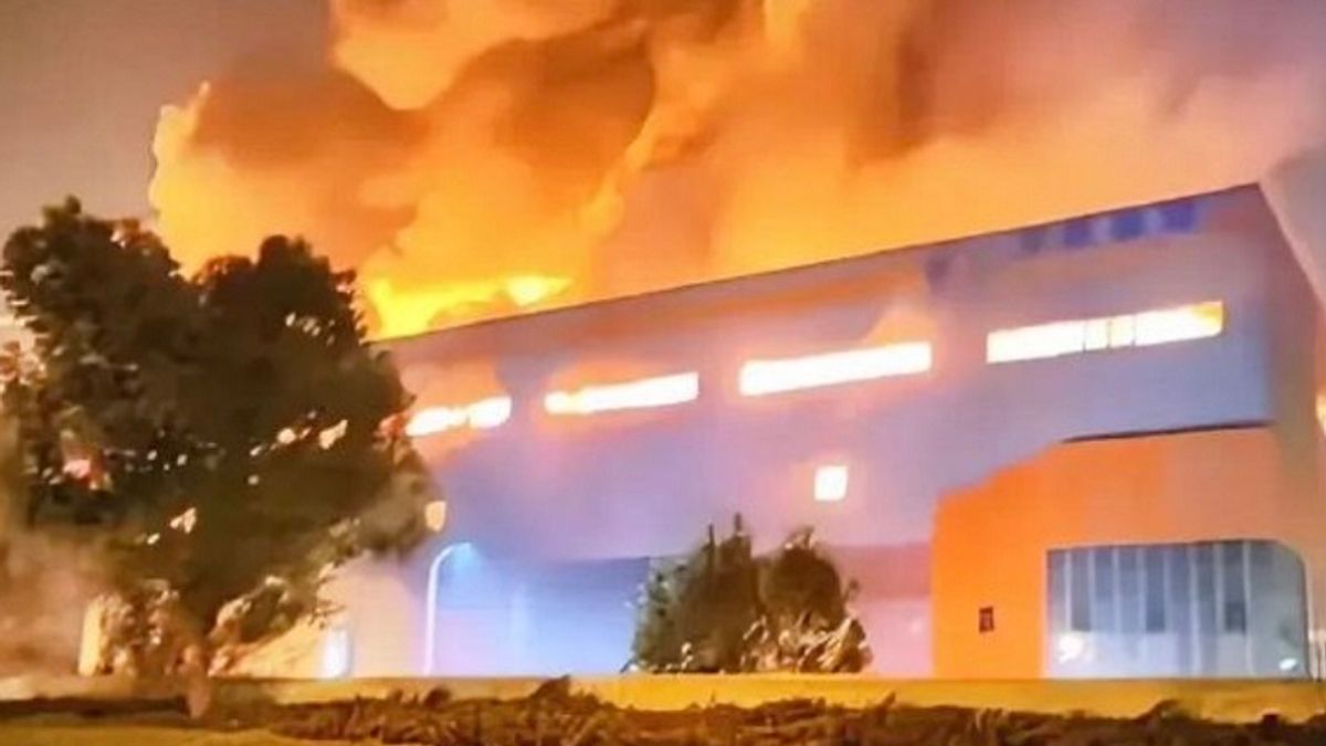 雙11高峰 無錫京東物流倉庫起火。(視頻截圖) 雙11高峰 無錫京東物流倉庫起火。(視頻截圖)