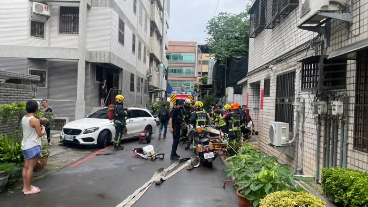 台中一對情侶吵架點火,男方就是上月撞死工程師的「叼菸男」。(圖/翻攝自記者爆料網)
