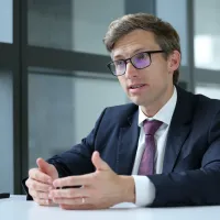 『半導体戦争』の著者で、米タフツ大学の国際史教授を務めるクリス・ミラー氏は2026年6月5日、台湾メディア『風傳媒』のインタビューに応じた。(写真/陳品佑撮影) 『半導体戦争』の著者で、米タフツ大学の国際史教授を務めるクリス・ミラー氏は2026年6月5日、台湾メディア『風傳媒』のインタビューに応じた。(写真/陳品佑撮影)