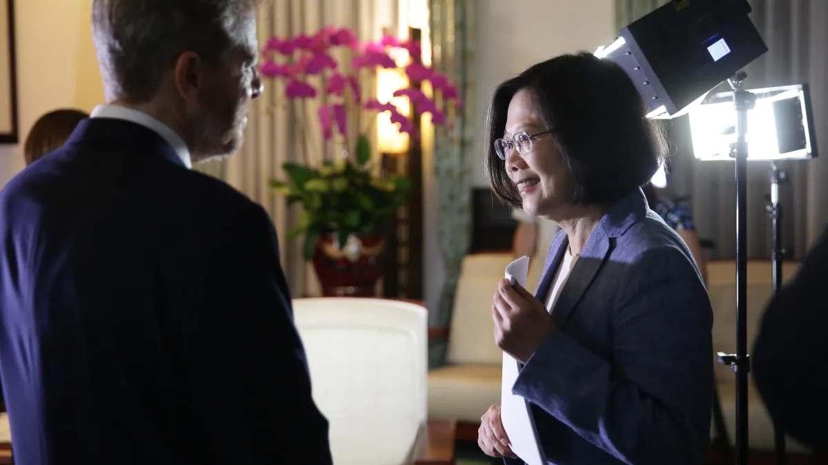 蔡英文總統4日接受華爾街日報北京分社主任韓村樂(Charles Hutzler)專訪,認為兩岸領導人應該在不預設前提下會面。(總統府)