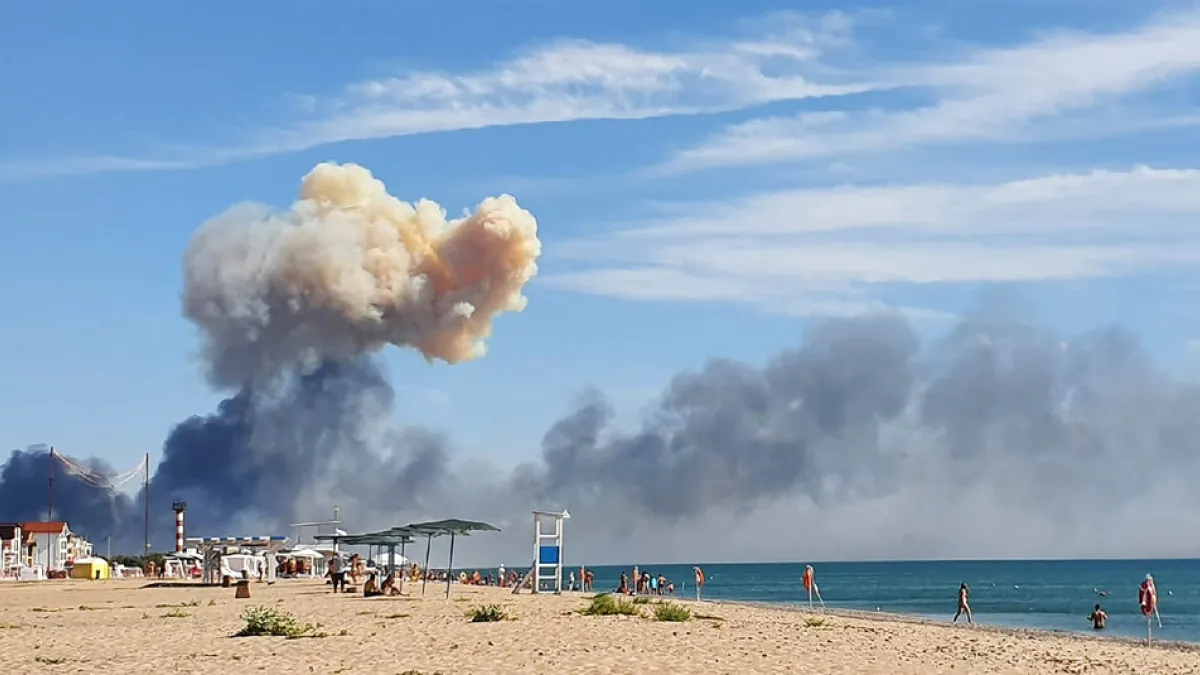 2022年8月9日,克里米亞一處俄羅斯空軍基地發生大爆炸,遠處海灘也能見到大量濃煙。(美聯社)
