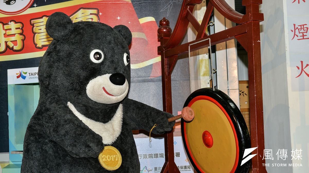 台北市環保局「熊讚化身拍賣官 開賣柯P 簽名世大運紀念家具」活動,得標後熊讚敲鑼。(甘岱民攝) 台北市環保局「熊讚化身拍賣官 開賣柯P 簽名世大運紀念家具」活動,得標後熊讚敲鑼。(甘岱民攝)