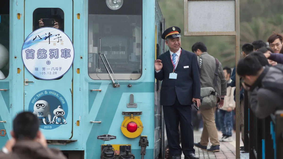 首航列車開進八斗子 荒廢秘境車站重生