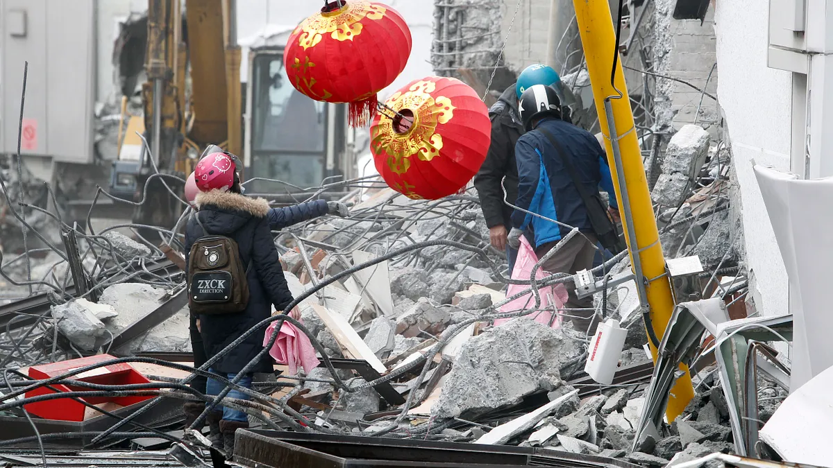 花蓮地震垮的都不算老建築。2018年2月9日,花蓮地震第4天,救災人員(AP)