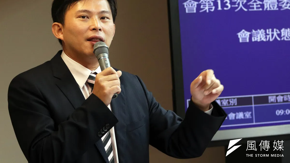時代力量立委黃國昌說,大家對兩例最大批評就是例假不能工作,中間有沒有可能提出沒有兩例這麼硬、但比一例一休更能落實周休二日的目標?那就是一例一假。(資料照,蘇仲泓攝)