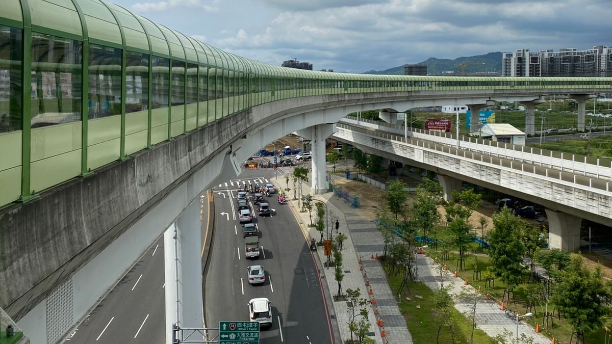 台中捷運綠線隔音牆增設路段採-全罩式隔音牆型式施作。(圖/臺中市政府提供) 台中捷運綠線隔音牆增設路段採-全罩式隔音牆型式施作。(圖/臺中市政府提供)