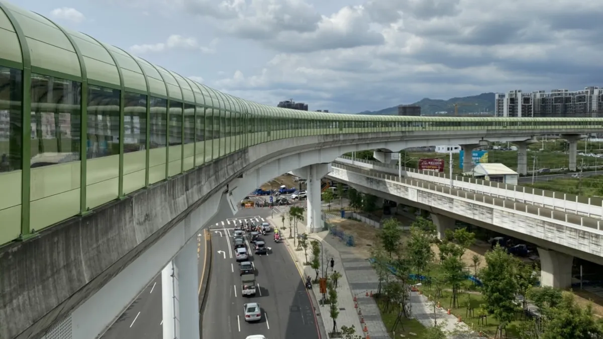 台中捷運綠線隔音牆增設路段採-全罩式隔音牆型式施作。(圖/臺中市政府提供)