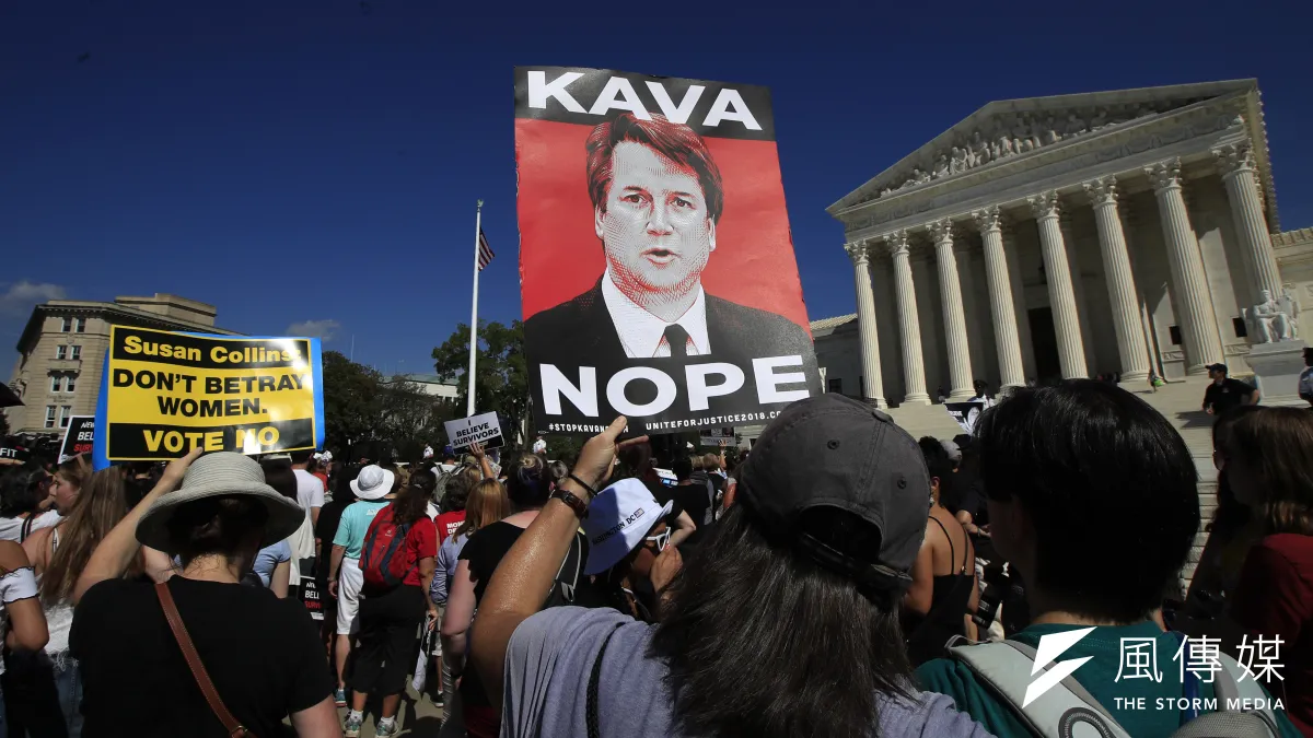 群眾聚集在美國最高法院前,抗議卡瓦諾任命案。(AP)