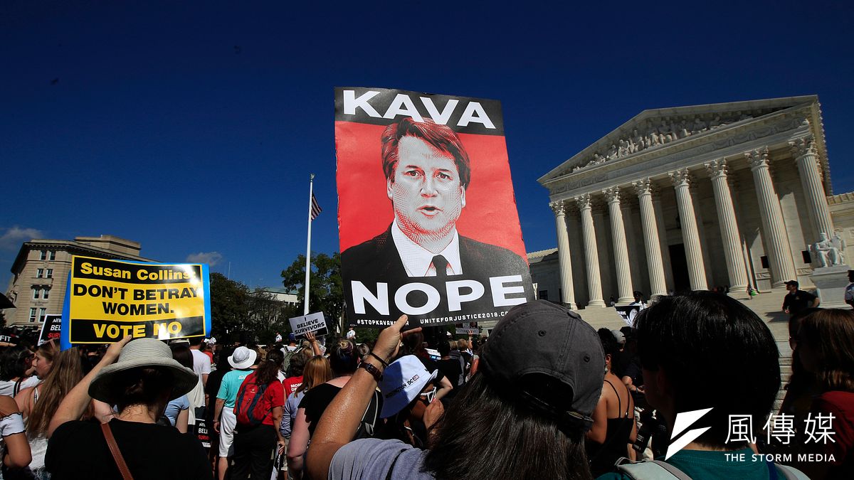 群眾聚集在美國最高法院前,抗議卡瓦諾任命案。(AP) 群眾聚集在美國最高法院前,抗議卡瓦諾任命案。(AP)