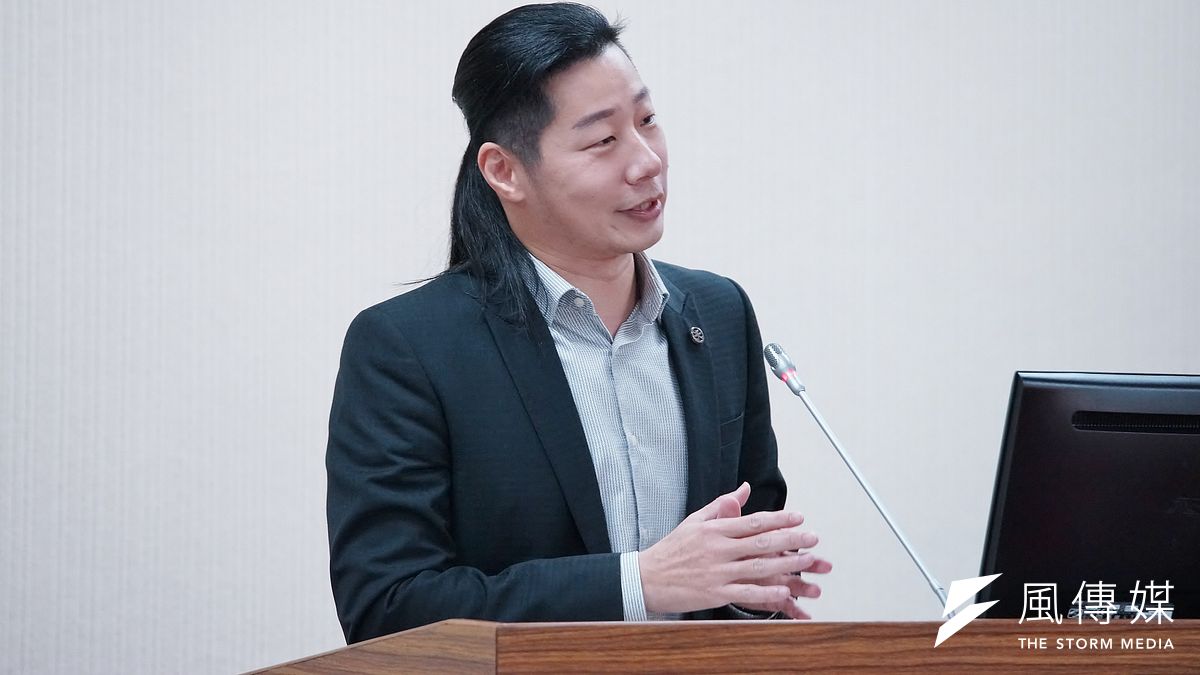 針對高中以下師生出國禁令,立委林昶佐(見圖)質疑是否有違憲之虞,建請總統蔡英文發布緊急命令,再由立法院追認。(資料照,盧逸峰攝) 針對高中以下師生出國禁令,立委林昶佐(見圖)質疑是否有違憲之虞,建請總統蔡英文發布緊急命令,再由立法院追認。(資料照,盧逸峰攝)