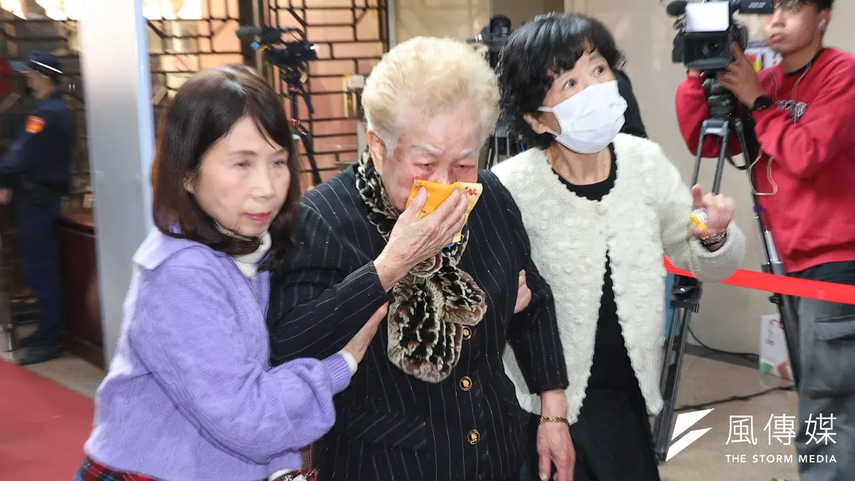 前民眾黨主席柯文哲聲請解除禁見、通訊,以討論父親喪葬事宜。圖為柯媽何瑞英(中)掩面痛哭進入北院,陳佩琪(右)、陳昭姿(左)於一旁攙扶。(顏麟宇攝)