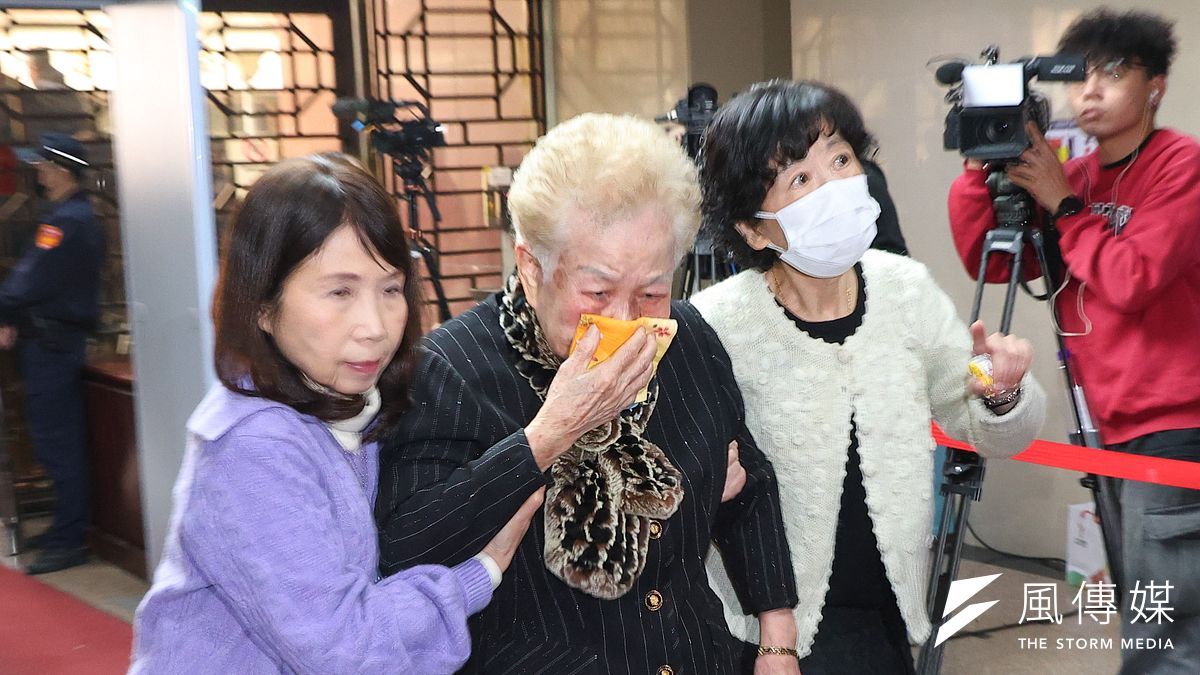 前民眾黨主席柯文哲聲請解除禁見、通訊,以討論父親喪葬事宜。圖為柯媽何瑞英(中)掩面痛哭進入北院,陳佩琪(右)、陳昭姿(左)於一旁攙扶。(顏麟宇攝) 前民眾黨主席柯文哲聲請解除禁見、通訊,以討論父親喪葬事宜。圖為柯媽何瑞英(中)掩面痛哭進入北院,陳佩琪(右)、陳昭姿(左)於一旁攙扶。(顏麟宇攝)