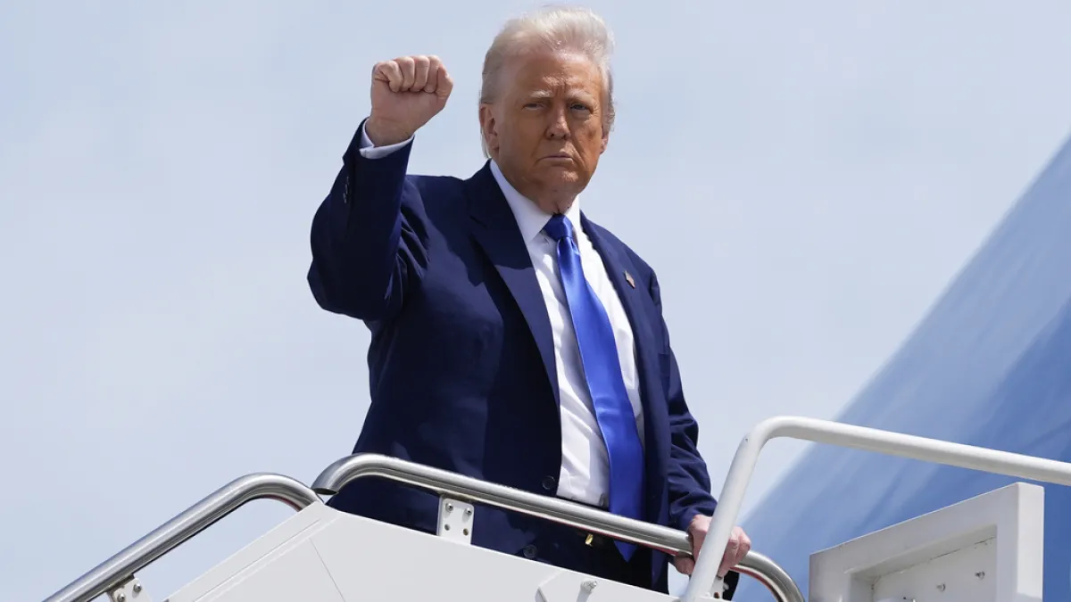 2025年5月12日。美國總統川普(Donald Trump)在馬里蘭州安德魯斯聯合基地登上空軍一號。(AP)