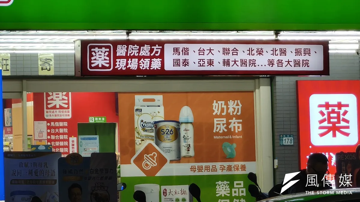 食藥署規劃在「一般食品」與具有「小綠人」標章的「健康食品」之間,增設「功能性食品」新類別。(柯承惠攝)