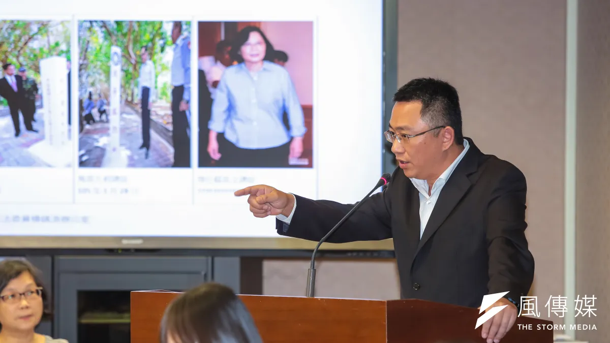 立院內政委員會13日通過由國民黨立委所提之提議,並在民進黨立委協調後決議,建請蔡英文適當時登太平島宣示主權。圖為藍委楊鎮浯質詢。(顏麟宇攝)
