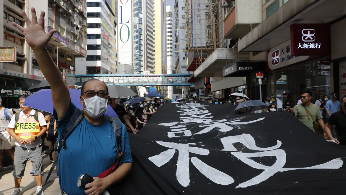 香港示威者走上街頭,抗議《禁止蒙面規例》實施。(AP)