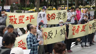 反卜蜂自救會多次北上抗議卜蜂未與當地居民溝通即設置養雞場,要求「卜蜂滾蛋」。(盧逸峰攝)
