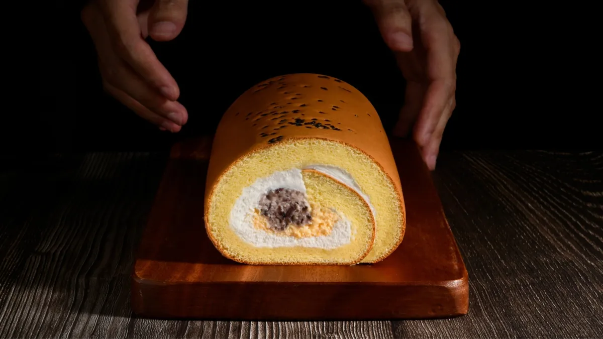 以蛋黃酥為靈感,亞尼克獻上中秋限定蛋黃酥風味生乳捲,將北海道奶霜完美融合鹹鴨蛋特調而成的奶黃奶霜,清爽鹹甜中品味紅豆粒餡與芝麻香,團圓賞味就是搶戲。