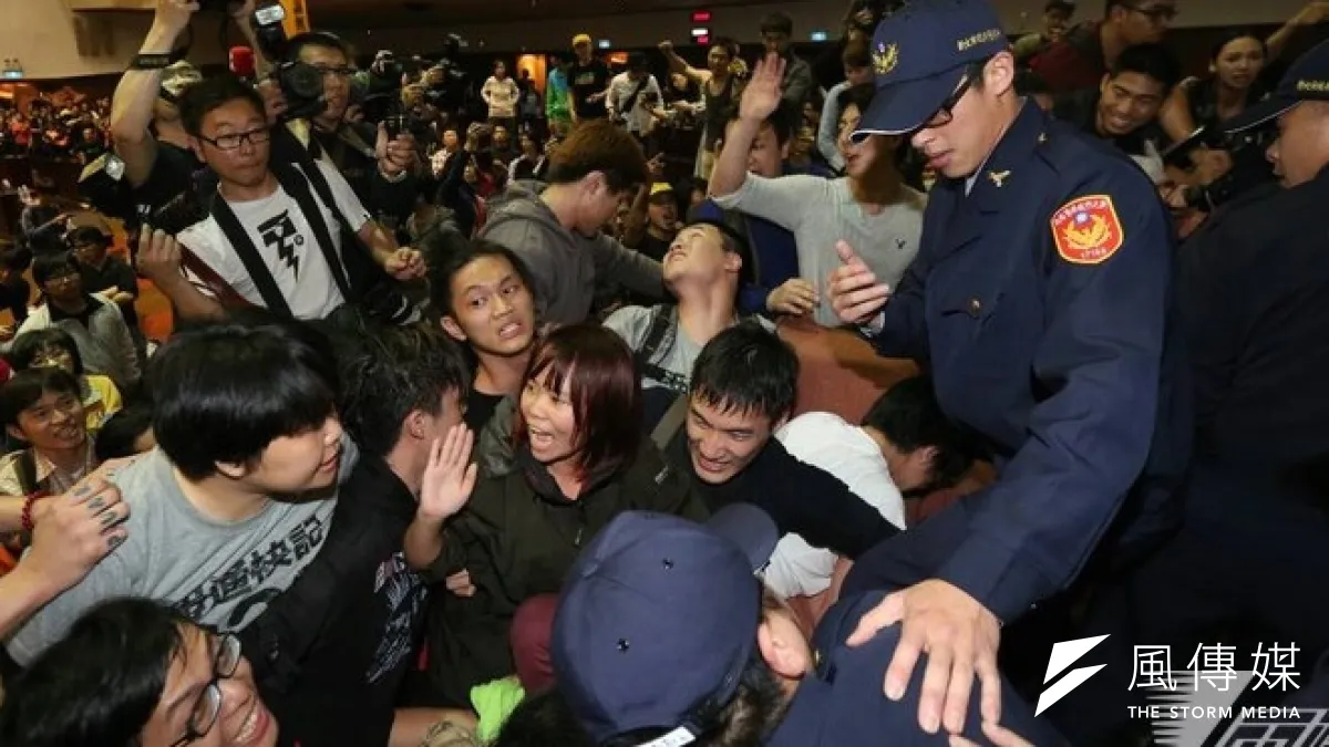警方試圖攻堅,與學生激烈推擠。(余志偉攝)