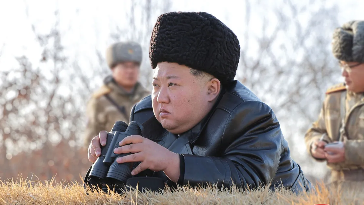 北韓最高領導人金正恩視察軍隊。(美聯社)