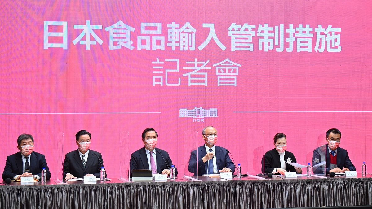 行政院召開「日本食品輸入管制措施」記者會宣告,蔡政府將以行政命令解除爭議多年的福島周邊地區食品進口問題。(行政院提供) 行政院召開「日本食品輸入管制措施」記者會宣告,蔡政府將以行政命令解除爭議多年的福島周邊地區食品進口問題。(行政院提供)