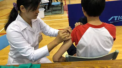 新北衛生局提醒,罹患流感應於症狀發生48小時內服用抗病毒藥劑,如出現咳嗽、發燒等症狀應儘速就醫。(圖/新北市衛生局提供)