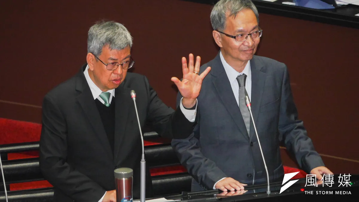 行政院長陳建仁(左)9日出席立院針對高端疫苗合約專案報告及備詢,右為衛福部長薛瑞元。(蔡親傑攝)
