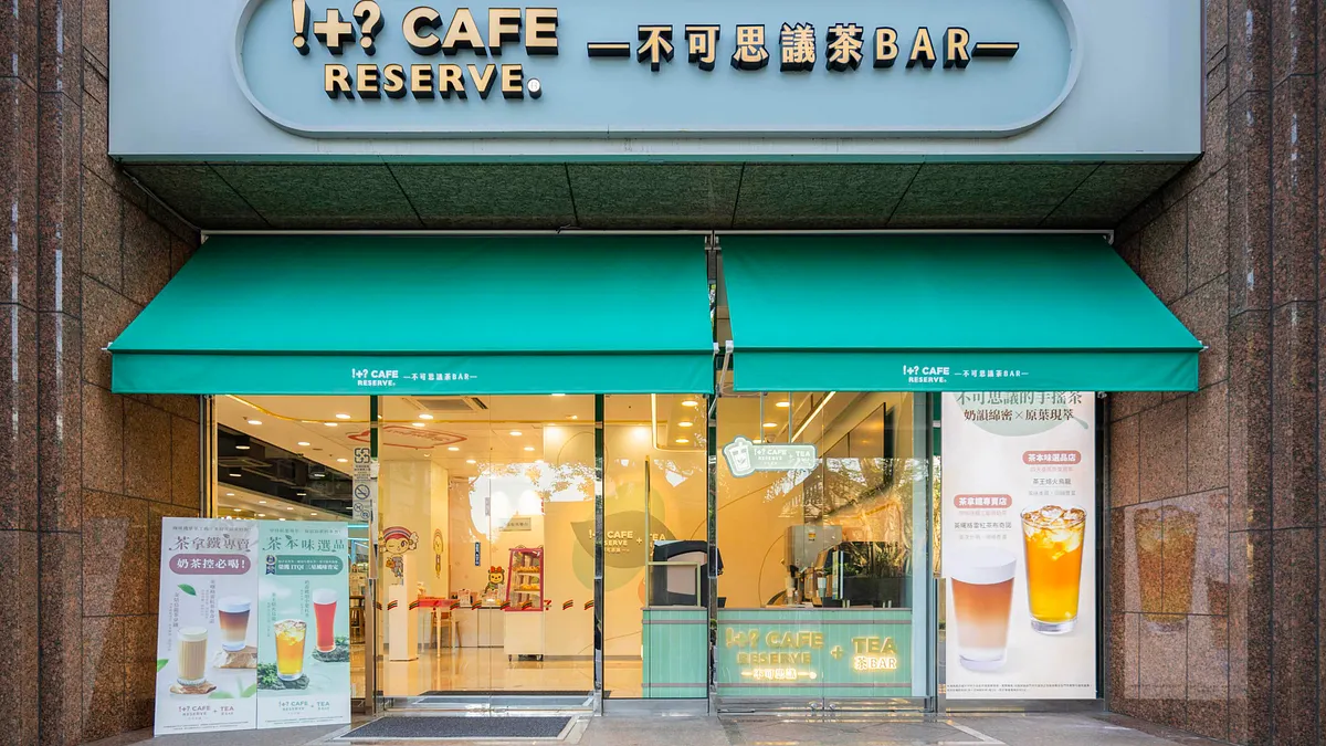 セブン-イレブンが6月20日、初の路面型旗艦店「!+ CAFE RESERVE+TEA 不可思議茶Bar」を正式オープンした(写真/統一超商提供)。 セブン-イレブンが6月20日、初の路面型旗艦店「!+ CAFE RESERVE+TEA 不可思議茶Bar」を正式オープンした(写真/統一超商提供)。
