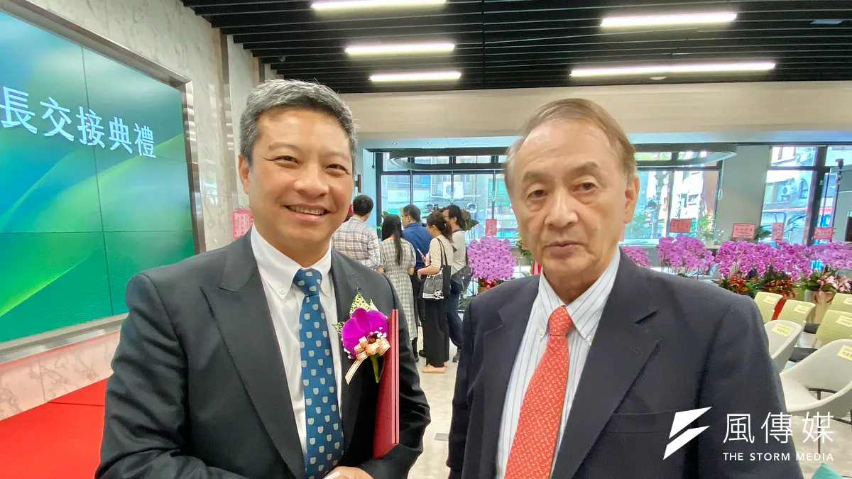 輔仁大學校長藍易振(左)與中原大學董事長張光正(右)15日在台灣金融研訓院院長交接典禮上皆表示,關於私校學費制定,教育部應多給點彈性。(陳怡慈攝)