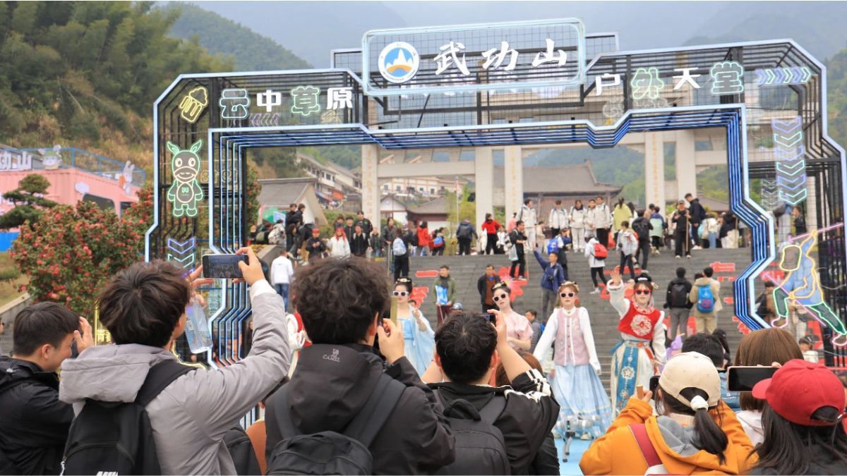 近日中國江西知名的5A級風景區武功山,因推出一項與周邊飯店合作的「吊帶(細肩帶)女孩福利」活動引發爭議。(圖/翻攝自微博/萍鄉武功山景區) 近日中國江西知名的5A級風景區武功山,因推出一項與周邊飯店合作的「吊帶(細肩帶)女孩福利」活動引發爭議。(圖/翻攝自微博/萍鄉武功山景區)