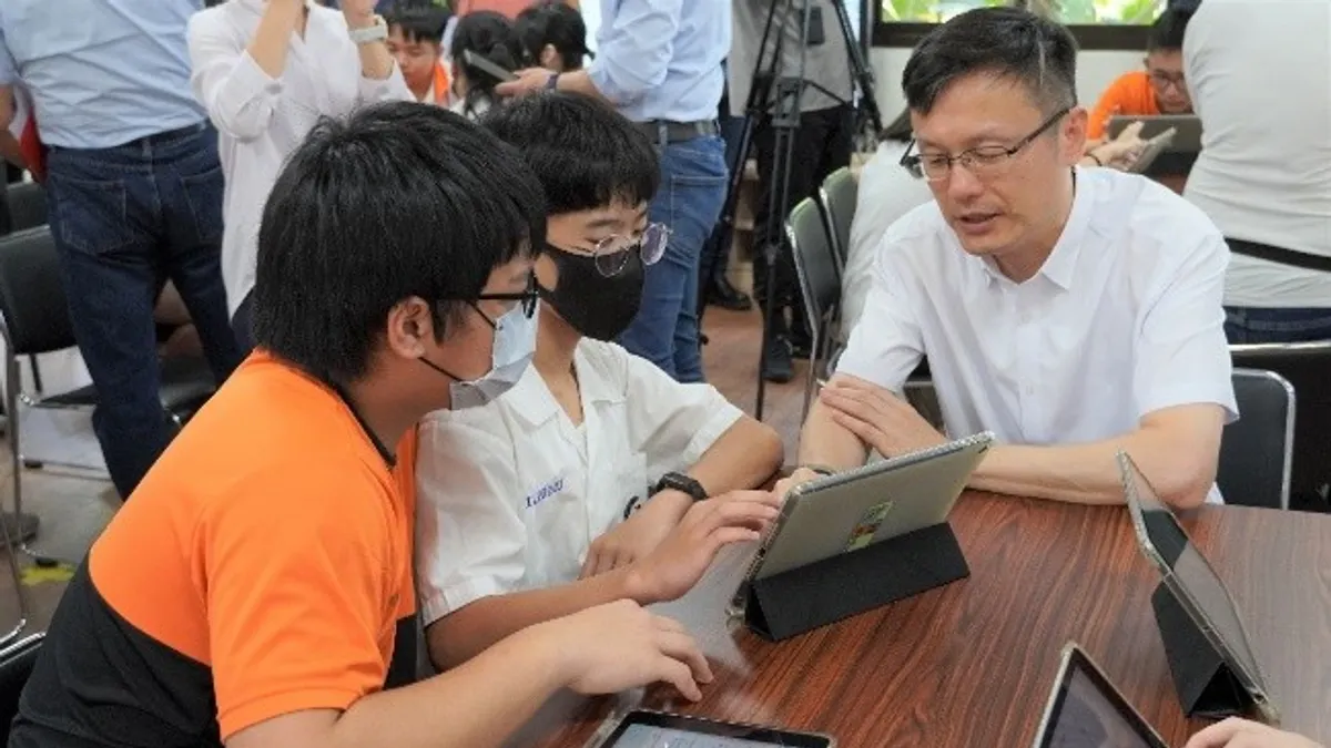 新北市政府教育局張明文局長(右)在交通安全示例公開課中與學生熱烈討論。(圖/新北市政府交通局) 新北市政府教育局張明文局長(右)在交通安全示例公開課中與學生熱烈討論。(圖/新北市政府交通局)