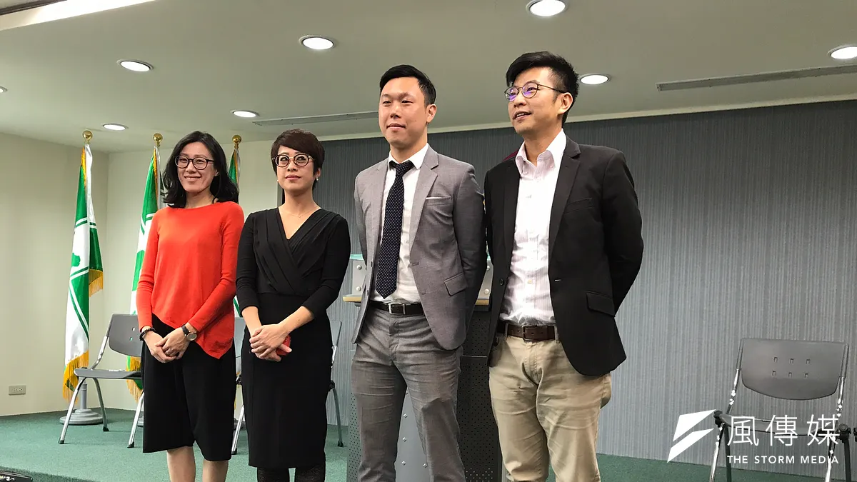 民進黨中央15日下午舉行記者會,正式介紹(左起)李明俐、李晏榕、李問、周江杰4位新任發言人。(顏振凱攝)