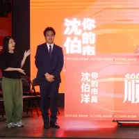 民進黨台北市長參選人沈伯洋(左2)與競選總幹事吳思瑤(右2)等人共同公布競選主視覺「台北順起來」,刻意避開民進黨的綠色。(中央社) 民進黨台北市長參選人沈伯洋(左2)與競選總幹事吳思瑤(右2)等人共同公布競選主視覺「台北順起來」,刻意避開民進黨的綠色。(中央社)