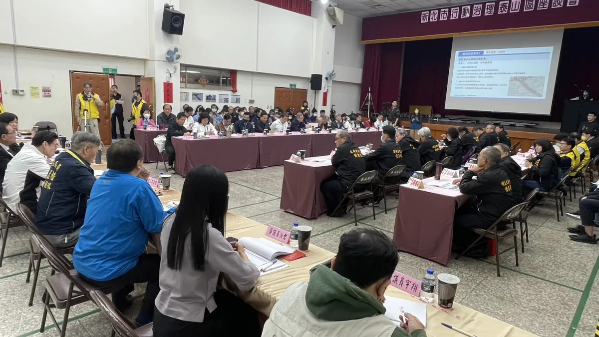 新北市長侯友宜今(1) 日上午率領市府團隊在泰山區公所召開行動治理座談會。(圖/新北市民政局提供)
