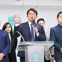 民眾黨の新任党主席黄国昌(中央)が19日、民眾黨第二期新任党主席及び党務一級幹部就任記者会見に出席。(顔麟宇撮影) 民眾黨の新任党主席黄国昌(中央)が19日、民眾黨第二期新任党主席及び党務一級幹部就任記者会見に出席。(顔麟宇撮影)