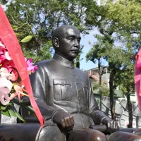 國父孫中山在兩岸歷史中均有重要意義,從其所定《同盟會革命方略》之軍政府宣言對照當今兩岸發展就可見得。圖為國父孫中山逝世101週年獻花致敬紀念活動。(顏麟宇攝) 國父孫中山在兩岸歷史中均有重要意義,從其所定《同盟會革命方略》之軍政府宣言對照當今兩岸發展就可見得。圖為國父孫中山逝世101週年獻花致敬紀念活動。(顏麟宇攝)