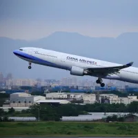 夏休みの旅客需要の拡大や貨物輸送の堅調な伸びを背景に、中華航空(チャイナエアライン)の2026年7月の連結売上高と旅客収入はいずれも単月として過去最高を記録した。写真は中華航空機。(中央社) 夏休みの旅客需要の拡大や貨物輸送の堅調な伸びを背景に、中華航空(チャイナエアライン)の2026年7月の連結売上高と旅客収入はいずれも単月として過去最高を記録した。写真は中華航空機。(中央社)