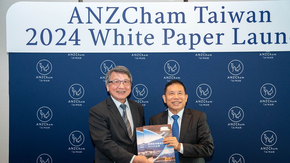 2024年12月4日,澳紐商會發表「2024年度白皮書」,商會理事長陳明信遞交給國發會主委劉鏡清(右)。(澳紐商會提供) 2024年12月4日,澳紐商會發表「2024年度白皮書」,商會理事長陳明信遞交給國發會主委劉鏡清(右)。(澳紐商會提供)