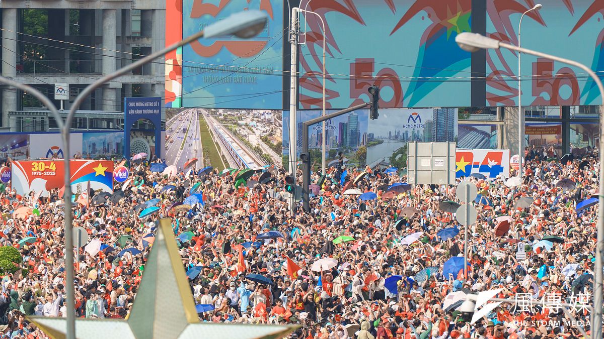 胡志明市第一郡的黎利街前聚集大量人潮,爭相觀看獨立50周年閱兵,共同見證50年前的今天南北越正式統一。(傅啟禎攝) 胡志明市第一郡的黎利街前聚集大量人潮,爭相觀看獨立50周年閱兵,共同見證50年前的今天南北越正式統一。(傅啟禎攝)