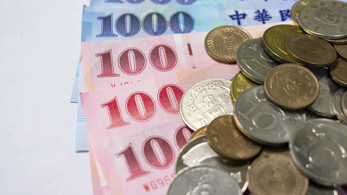 據統計,全台共有約1292萬名勞工擁有新制勞退個人帳戶,以今年截至9月的收益3620億元換算,平均每人帳上可增加約2.8萬元,不過這筆錢不是立刻能領出,勞退分紅屬於帳面收益,會在明年3月依照每位勞工的帳戶餘額、月提繳金額與年資比例進行分配。(示意圖/取自photoAC) 據統計,全台共有約1292萬名勞工擁有新制勞退個人帳戶,以今年截至9月的收益3620億元換算,平均每人帳上可增加約2.8萬元,不過這筆錢不是立刻能領出,勞退分紅屬於帳面收益,會在明年3月依照每位勞工的帳戶餘額、月提繳金額與年資比例進行分配。(示意圖/取自photoAC)