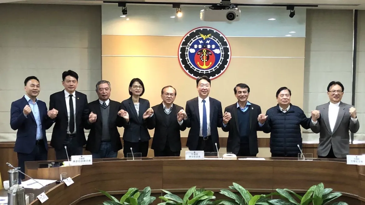高雄交通局長張淑娟(左四)參加由交通部陳世凱部長邀集的「六都道路交通安全座談會」,會後達成六大共識。(圖/高市交通局提供)