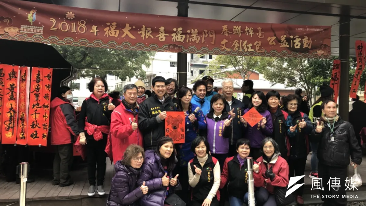 台中市西區區公所不舉辦春聯揮毫活動,除了贈送春聯、紅包袋,並義賣知名魚丸買一送一,排隊購買的人潮接連不斷,在寒冷的天氣中形成一股公益暖流。(圖/曾家祥攝)