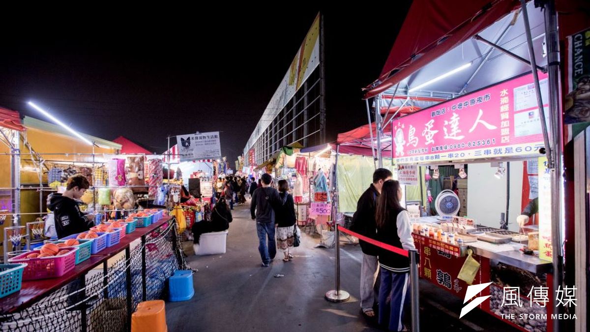 台中在過去1年就倒了6家大型夜市。業者指出,種類多元性不足、攤商重複性高是,造成客源不回流的主因。圖為水湳經貿文創觀光夜市。(資料照,取自中市府網站) 台中在過去1年就倒了6家大型夜市。業者指出,種類多元性不足、攤商重複性高是,造成客源不回流的主因。圖為水湳經貿文創觀光夜市。(資料照,取自中市府網站)